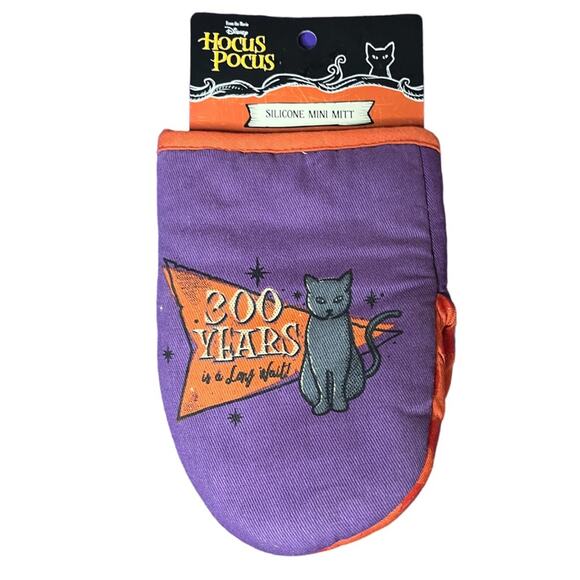 Disney 300 Years is a Long Wait! Hocus Pocus Mini Mitt & 3 Pack Mini Spatula Set - Picture 4 of 5